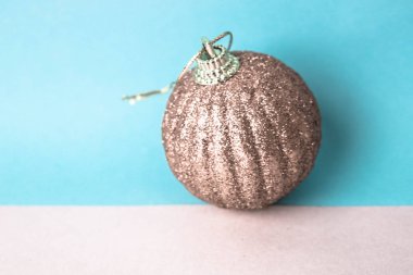 Gümüş karlı küçük yuvarlak cam plastik kış zarif parlak dekoratif güzel Noel şenlikli Noel top, sparkles mavi gri bir arka plan üzerinde üzerinden sıvalı Noel oyuncak