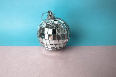 Gümüş karlı küçük yuvarlak cam plastik kış zarif parlak dekoratif güzel Noel şenlikli Noel top, sparkles mavi gri bir arka plan üzerinde üzerinden sıvalı Noel oyuncak