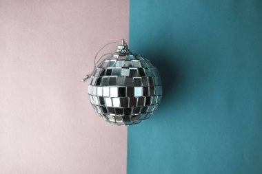 Gümüş ayna müzik club disko topu küçük yuvarlak cam kış parlak dekoratif güzel Noel şenlikli Noel top, glitter gri pembe mor zemin üzerinde sıvalı Noel oyuncak