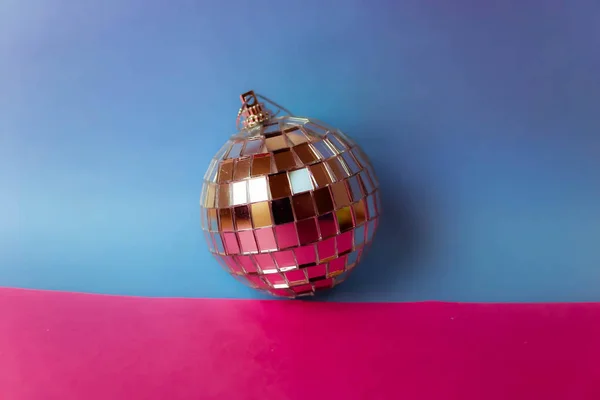 Ασημί καθρέφτη μπάλα disco μουσικό σύλλογο μικρό στρογγυλό γυαλί χειμώνα λαμπερά διακοσμητικά όμορφα Χριστούγεννα Εορταστική Χριστουγεννιάτικη Χοροεσπερίδα, παιχνίδι Χριστούγεννα επιχρισμένοι σε glitter σε γκρι φόντο μωβ ροζ — Φωτογραφία Αρχείου