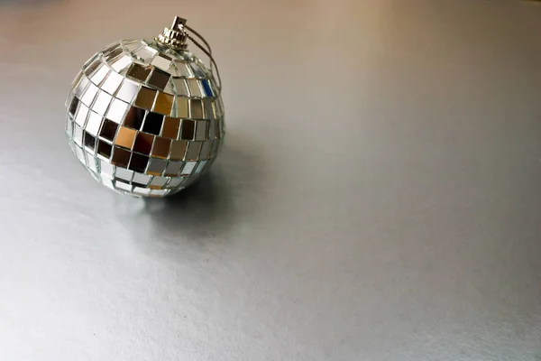 Ασημί καθρέφτη μουσική λέσχη μπάλα disco μικρό στρογγυλό γυαλί χειμώνα λαμπερά διακοσμητικά όμορφα Χριστούγεννα Εορταστική Χριστουγεννιάτικη Χοροεσπερίδα, Χριστούγεννα παιχνίδι μεθυσμένος στο λάμψεων σε μαύρο και άσπρο φόντο — Φωτογραφία Αρχείου