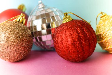 Birçok farklı renkli renkli kırmızı sarı gümüş gri beyaz topları cam kış parlak Noel dekoratif güzel Noel şenlikli Noel topları, Noel ağacı oyuncaklar arka plan yuvarlak