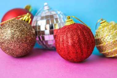 Birçok farklı renkli renkli kırmızı sarı gümüş gri beyaz topları cam kış parlak Noel dekoratif güzel Noel şenlikli Noel topları, Noel ağacı oyuncaklar arka plan yuvarlak