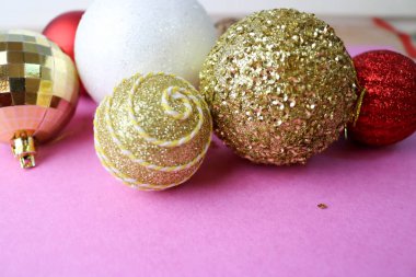 Birçok farklı renkli renkli kırmızı sarı gümüş gri beyaz topları cam kış parlak Noel dekoratif güzel Noel şenlikli Noel topları, Noel ağacı oyuncaklar arka plan yuvarlak