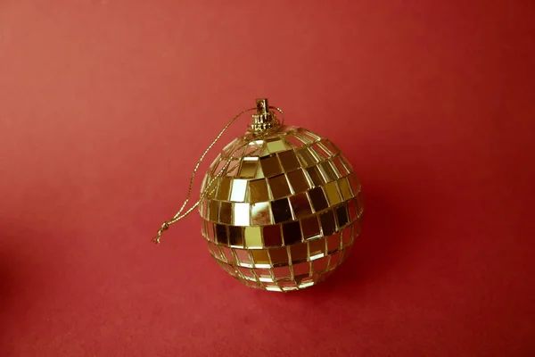 Ασημί καθρέφτη μουσικό σύλλογο μπάλα disco Χριστούγεννα Εορταστική Χριστουγεννιάτικη μπάλα, Χριστούγεννα παιχνίδι μεθυσμένος στο λάμψεων σε κόκκινο φόντο μωβ — Φωτογραφία Αρχείου