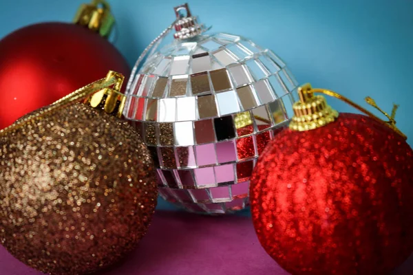 Mnoho různých vícebarevné barevné červené žluté stříbrné šedé bílé kuličky kulaté sklo zimní lesklé Vánoční dekorativní krásné vánoční slavnostní vánoční koule, vánoční stromeček hračky pozadí — Stock fotografie