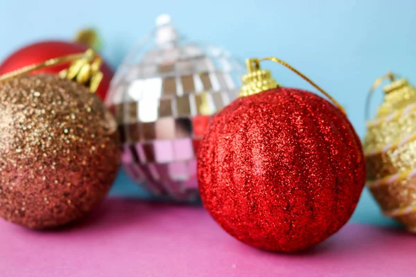 Muchos diferentes multicolor coloreado rojo amarillo plata gris blanco bolas redondo vidrio invierno brillante Navidad decorativo hermoso Navidad festivo bolas de Navidad, fondo de juguetes de árbol de Navidad —  Fotos de Stock