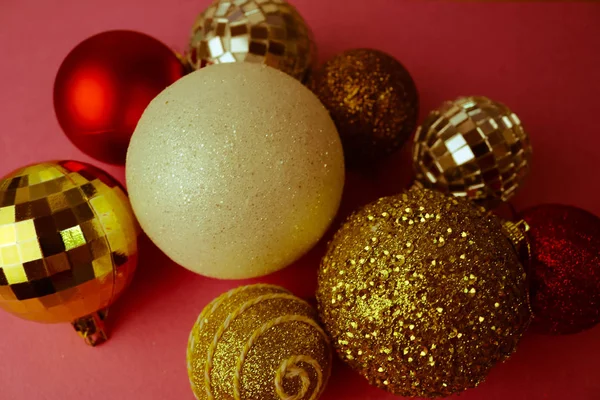 Beaucoup de différentes couleurs multicolores rouge jaune argent gris blanc balles rondes en verre hiver brillant Noël décoratif belles boules de Noël festives, Noël arbre jouets fond — Photo