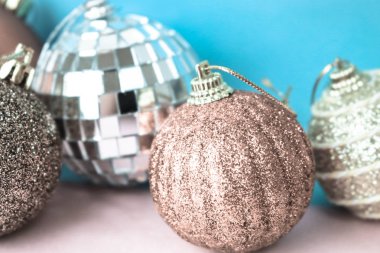 Birçok farklı renkli renkli kırmızı sarı gümüş gri beyaz topları cam kış parlak Noel dekoratif güzel Noel şenlikli Noel topları, Noel ağacı oyuncaklar arka plan yuvarlak