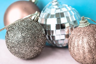 Birçok farklı renkli renkli kırmızı sarı gümüş gri beyaz topları cam kış parlak Noel dekoratif güzel Noel şenlikli Noel topları, Noel ağacı oyuncaklar arka plan yuvarlak