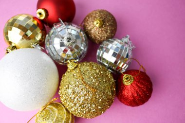 Birçok farklı renkli renkli kırmızı sarı gümüş gri beyaz topları cam kış parlak Noel dekoratif güzel Noel şenlikli Noel topları, Noel ağacı oyuncaklar arka plan yuvarlak