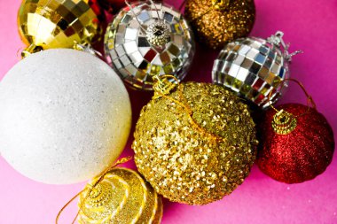 Birçok farklı renkli renkli kırmızı sarı gümüş gri beyaz topları cam kış parlak Noel dekoratif güzel Noel şenlikli Noel topları, Noel ağacı oyuncaklar arka plan yuvarlak