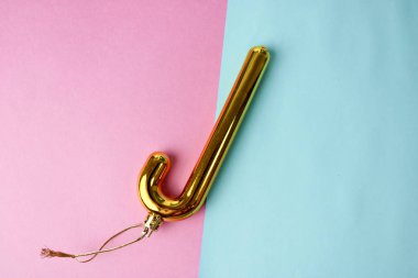 Sarı altın Plastik kış parlak Noel dekoratif güzel Noel şenlikli Noel şeker kamışı Noel ağacı oyuncak pembe mor ve mavi arka plan üzerinde renkli