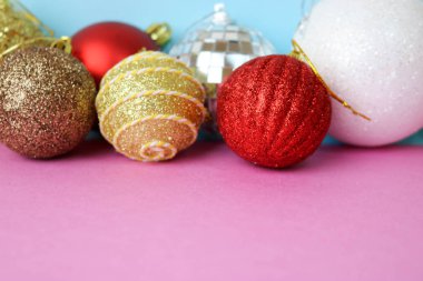 Birçok farklı renkli renkli kırmızı sarı gümüş gri beyaz topları cam kış parlak Noel dekoratif güzel Noel şenlikli Noel topları, Noel ağacı oyuncaklar arka plan yuvarlak.