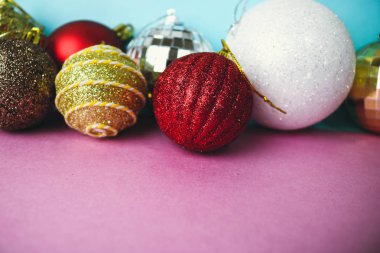 Birçok farklı renkli renkli kırmızı sarı gümüş gri beyaz topları cam kış parlak Noel dekoratif güzel Noel şenlikli Noel topları, Noel ağacı oyuncaklar arka plan yuvarlak