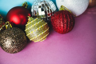 Birçok farklı renkli renkli kırmızı sarı gümüş gri beyaz topları cam kış parlak Noel dekoratif güzel Noel şenlikli Noel topları, Noel ağacı oyuncaklar arka plan yuvarlak