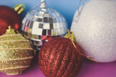 Birçok farklı renkli renkli kırmızı sarı gümüş gri beyaz topları cam kış parlak Noel dekoratif güzel Noel şenlikli Noel topları, Noel ağacı oyuncaklar arka plan yuvarlak