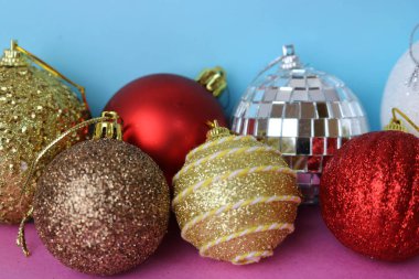 Birçok farklı renkli renkli kırmızı sarı gümüş gri beyaz topları cam kış parlak Noel dekoratif güzel Noel şenlikli Noel topları, Noel ağacı oyuncaklar arka plan yuvarlak