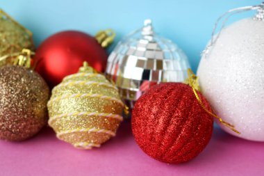 Birçok farklı renkli renkli kırmızı sarı gümüş gri beyaz topları cam kış parlak Noel dekoratif güzel Noel şenlikli Noel topları, Noel ağacı oyuncaklar arka plan yuvarlak