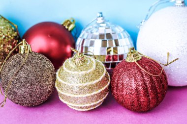 Birçok farklı renkli renkli kırmızı sarı gümüş gri beyaz topları cam kış parlak Noel dekoratif güzel Noel şenlikli Noel topları, Noel ağacı oyuncaklar arka plan yuvarlak