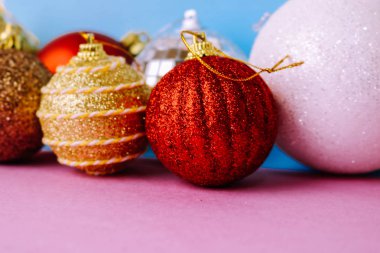 Birçok farklı renkli renkli kırmızı sarı gümüş gri beyaz topları cam kış parlak Noel dekoratif güzel Noel şenlikli Noel topları, Noel ağacı oyuncaklar arka plan yuvarlak