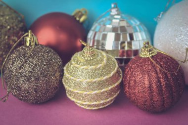 Birçok farklı renkli renkli kırmızı sarı gümüş gri beyaz topları cam kış parlak Noel dekoratif güzel Noel şenlikli Noel topları, Noel ağacı oyuncaklar arka plan yuvarlak