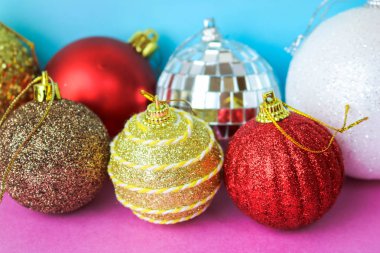 Birçok farklı renkli renkli kırmızı sarı gümüş gri beyaz topları cam kış parlak Noel dekoratif güzel Noel şenlikli Noel topları, Noel ağacı oyuncaklar arka plan yuvarlak