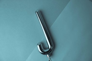 Gümüş Plastik kış parlak Noel dekoratif güzel Noel şenlikli Noel şeker kamışı Noel ağacı oyuncak mavi bir arka plan üzerinde renkli