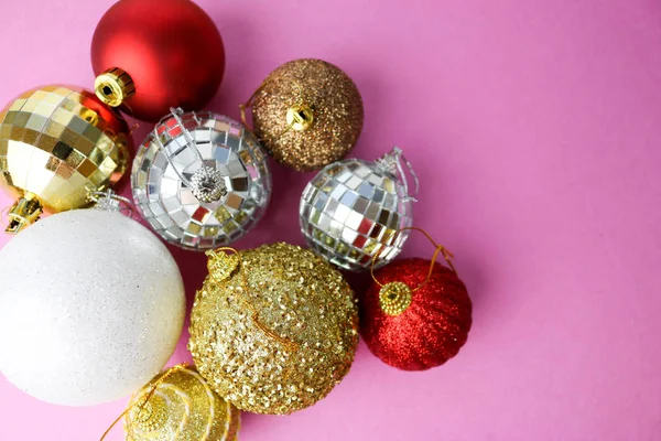 许多不同的五颜六色的彩色红色黄色黄色黄色灰色白色球圆形玻璃冬天闪亮的圣诞装饰美丽的圣诞节节日圣诞球, 圣诞树玩具背景 — 图库照片