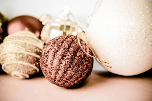 Birçok farklı renkli renkli kırmızı sarı gümüş gri beyaz topları cam kış parlak Noel dekoratif güzel Noel şenlikli Noel topları, Noel ağacı oyuncaklar arka plan yuvarlak