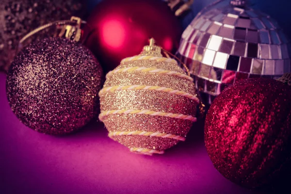 Birçok farklı renkli renkli kırmızı sarı gümüş gri beyaz topları cam kış parlak Noel dekoratif güzel Noel şenlikli Noel topları, Noel ağacı oyuncaklar arka plan yuvarlak