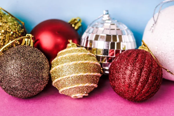 Birçok farklı renkli renkli kırmızı sarı gümüş gri beyaz topları cam kış parlak Noel dekoratif güzel Noel şenlikli Noel topları, Noel ağacı oyuncaklar arka plan yuvarlak