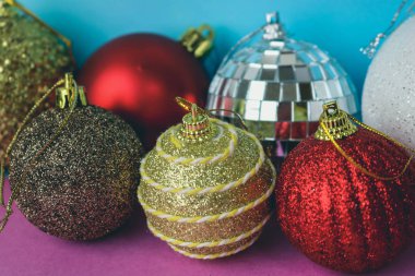 Birçok farklı renkli renkli kırmızı sarı gümüş gri beyaz topları cam kış parlak Noel dekoratif güzel Noel şenlikli Noel topları, Noel ağacı oyuncaklar arka plan yuvarlak