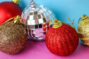 Birçok farklı renkli renkli kırmızı sarı gümüş gri beyaz topları cam kış parlak Noel dekoratif güzel Noel şenlikli Noel topları, Noel ağacı oyuncaklar arka plan yuvarlak