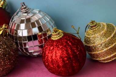 Birçok farklı renkli renkli kırmızı sarı gümüş gri beyaz topları cam kış parlak Noel dekoratif güzel Noel şenlikli Noel topları, Noel ağacı oyuncaklar arka plan yuvarlak