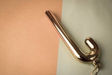 Sarı altın Plastik kış parlak Noel dekoratif güzel Noel şenlikli Noel şeker kamışı Noel ağacı oyuncak pembe mor ve mavi arka plan üzerinde renkli