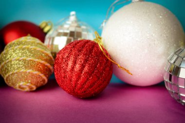 Birçok farklı renkli renkli kırmızı sarı gümüş gri beyaz topları cam kış parlak Noel dekoratif güzel Noel şenlikli Noel topları, Noel ağacı oyuncaklar arka plan yuvarlak