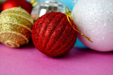 Birçok farklı renkli renkli kırmızı sarı gümüş gri beyaz topları cam kış parlak Noel dekoratif güzel Noel şenlikli Noel topları, Noel ağacı oyuncaklar arka plan yuvarlak