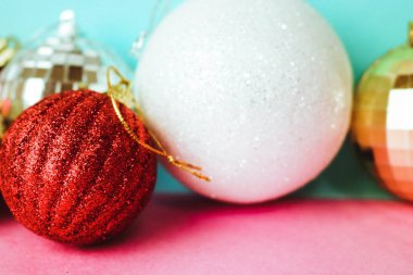 Birçok farklı renkli renkli kırmızı sarı gümüş gri beyaz topları cam kış parlak Noel dekoratif güzel Noel şenlikli Noel topları, Noel ağacı oyuncaklar arka plan yuvarlak