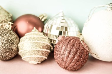 Birçok farklı renkli renkli kırmızı sarı gümüş gri beyaz topları cam kış parlak Noel dekoratif güzel Noel şenlikli Noel topları, Noel ağacı oyuncaklar arka plan yuvarlak