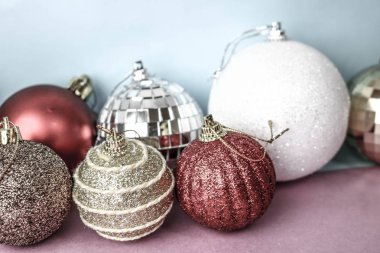 Birçok farklı renkli renkli kırmızı sarı gümüş gri beyaz topları cam kış parlak Noel dekoratif güzel Noel şenlikli Noel topları, Noel ağacı oyuncaklar arka plan yuvarlak