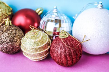 Birçok farklı renkli renkli kırmızı sarı gümüş gri beyaz topları cam kış parlak Noel dekoratif güzel Noel şenlikli Noel topları, Noel ağacı oyuncaklar arka plan yuvarlak