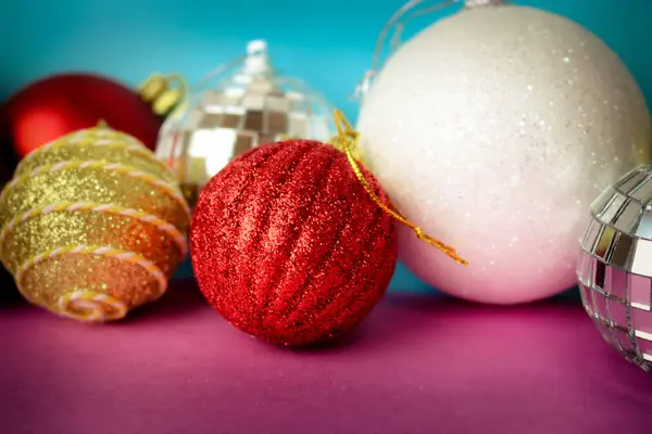 Birçok farklı renkli renkli kırmızı sarı gümüş gri beyaz topları cam kış parlak Noel dekoratif güzel Noel şenlikli Noel topları, Noel ağacı oyuncaklar arka plan yuvarlak