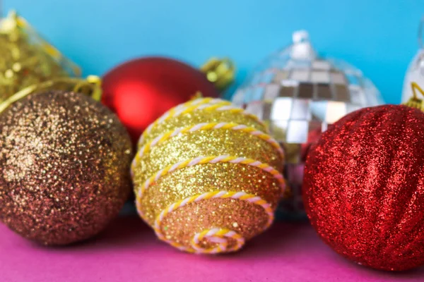 许多不同的五颜六色的彩色红色黄色黄色黄色灰色白色球圆形玻璃冬天闪亮的圣诞装饰美丽的圣诞节节日圣诞球, 圣诞树玩具背景 — 图库照片
