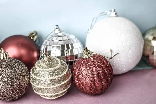 Birçok farklı renkli renkli kırmızı sarı gümüş gri beyaz topları cam kış parlak Noel dekoratif güzel Noel şenlikli Noel topları, Noel ağacı oyuncaklar arka plan yuvarlak