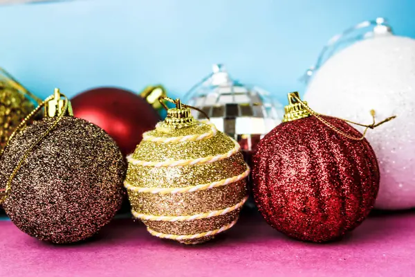 Veel verschillende veelkleurige gekleurde rood geel zilver grijs witte ballen ronde glas winter glanzende decoratieve mooie xmas feestelijke kerst kerstballen, kerstboom speelgoed achtergrond — Stockfoto