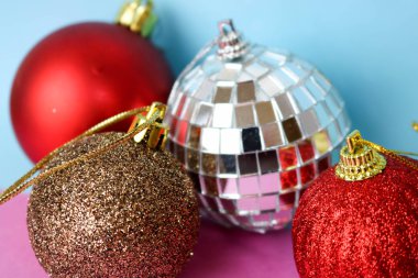 Birçok farklı renkli renkli kırmızı sarı gümüş gri beyaz topları cam kış parlak Noel dekoratif güzel Noel şenlikli Noel topları, Noel ağacı oyuncaklar arka plan yuvarlak