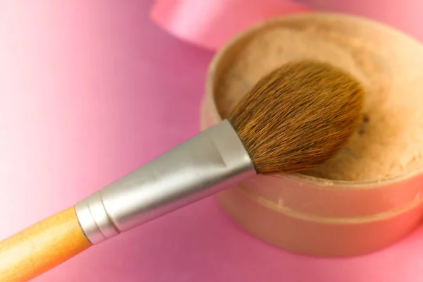 Boîte de beauté, poudre minérale friable mat avec une belle brosse en bois brun spécial de sieste naturelle pour le maquillage sur un fond violet rose chaud — Photo