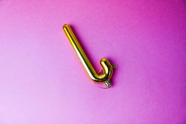 Altın sarı Plastik kış parlak Noel dekoratif güzel Noel şenlikli Noel şeker kamışı Noel ağacı oyuncak mor pembe bir arka plan üzerinde renkli