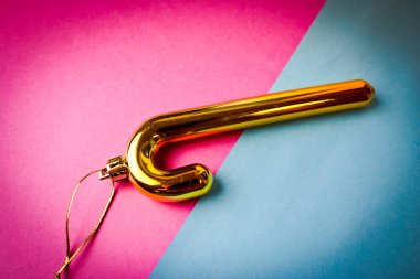 Sarı altın Plastik kış parlak Noel dekoratif güzel Noel şenlikli Noel şeker kamışı Noel ağacı oyuncak pembe mor ve mavi arka plan üzerinde renkli